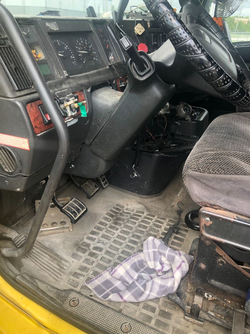 1999 VOLVO VNL64T770 - Image 14